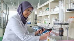 kao-chemicals-chemist-in-lab